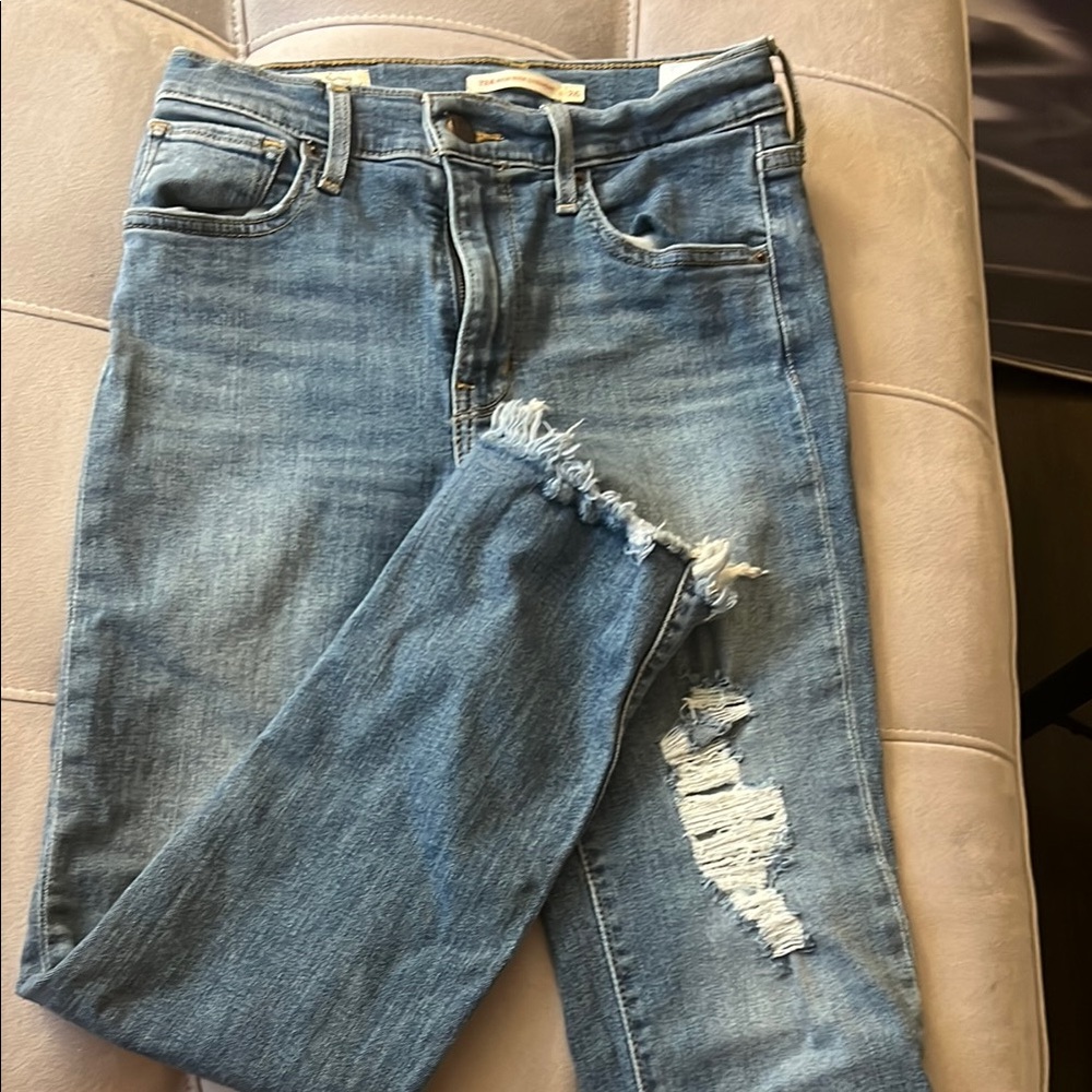 Levi's 724 Blue Ankle Cropped Jeans with Distressed Details